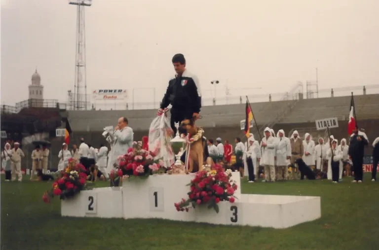 La foto rappresenta il mio Maestro Richard Flor con il suo Cane Pastore Tedesco di nome Hero al Campionato Del Mondo WUSV di Addestramento Cani da Utilità e Difesa nel 1984 a Padova; Primo Classificato “Campione del Mondo WUSV 1984” - www.dogcity.it