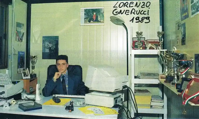 La foto rappresenta Lorenzo Gnerucci della Dog City Scuola Addestramento Cani Roma ad Inizio Carriera Professionale nel 1989 seduto nel suo ufficio della Scuola Giovanissimo ma già con molti Trofei Encomi e Riconoscimenti Ottenuti nel Settore Cinofilo e Cinotecnico - www.dogcity.it