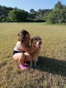 La foto rappresenta l’Interno del Campo Scuola della Settima Sede Dog City Scuola Addestramento Cani di Lorenzo Gnerucci con un Cane Golden Retriever a fine Lezione con Lodi e Tante Coccole - 00010 Roma Est - www.dogcity.it